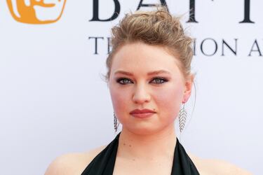 Mia Threapleton durante la alfombra roja de los premios BAFTA 2023.