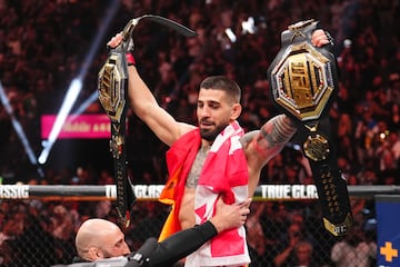 Ilia Topuria celebra su triunfo por KO en el primer asalto ante Charles Oliveira en el evento principal de la UFC 317 que se celebró en el T-Mobile Arena de Las Vegas.