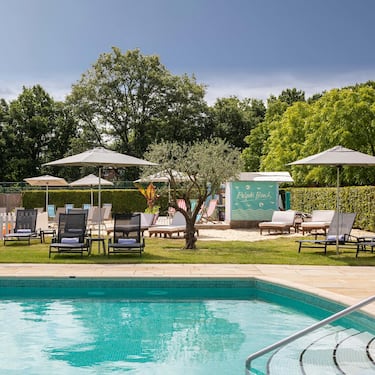 Vista de la zona de piscina del exterior. 