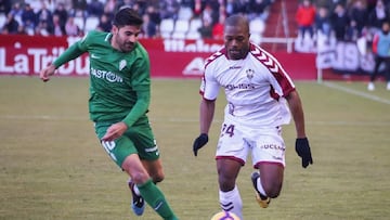 Jérémie Bela durante un partido con el Albacete Balompié.