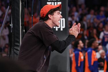 Timothée Chalamet, actor francoestadounidense, en las gradas del Madison Square Garden para presenciar el cuarto partido de la eliminatoria de Playoffs entre los Boston Celtics y los New York Knicks.