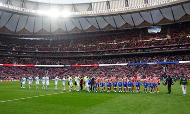 Los jugadores del Atlético de Madrid y del Celta de Vigo se saludan antes del inicio del encuentro. 