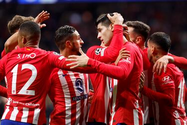 5-0. Álvaro Morata celebra el quinto gol que marca en el minuto 76 con sus compañeros.