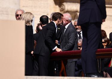 El presidente de Francia, Emmanuel Macron, habla con el presidente de Brasil, Luiz Inácio Lula da Silva, el día de la misa funeral del Papa Francisco, en el Vaticano.