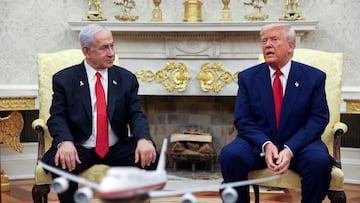 FILE PHOTO: FILE PHOTO: U.S. President Donald Trump talks to Israeli Prime Minister Benjamin Netanyahu during a meeting where Trump announced nuclear talks with Iran, Washington, U.S., April 7, 2025. REUTERS/Kevin Mohatt/File Photo/File Photo
