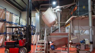 Un trabajador con una elevadora durante el proceso de obtención de pimentón de La Vera, en la fábrica ‘La Dalia’, a 28 de noviembre de 2022, en La Vera, Cáceres, Extremadura (España). Para la obtención del pimentón, los pimientos pasan por distintas máquinas para retirar hojas, partes, muertas, semillas y cualquier tipo de impurezas. Después, comienza el proceso de la molienda pasando los frutos tres veces por un molino hasta conseguir el granulado y color ideal. La principal característica del pimentón de La Vera es que su secado se realiza con madera de encima, lo que le da un aroma característico. Solo los productos que se han obtenido a través de este proceso, como es el caso de ‘La Dalia’, cuentan con la llamada Denominación de Origen del Pimentón de La Vera, avalando su calidad y sabor distintivos. El pimentón es considerado el ‘oro rojo’ de nuestro país.
28 NOVIEMBRE 2022;PIMENTÓN;PIMIENTO ROJO;CACERES;PIMENTÓN DE LA VERA;LA VERA;ALIMENTO;ESPECIE;COMIDA
Gustavo Valiente / Europa Press
28/11/2022