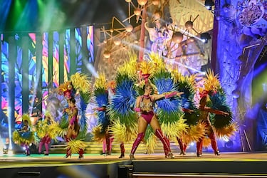 Varias personas actúan durante la gala de la Reina del Carnaval de Las Palmas de Gran Canaria 2024.
 El Carnaval de Las Palmas de Gran Canaria escoge a su Reina para este 2024, entre las trece candidatas que optan a serlo. 