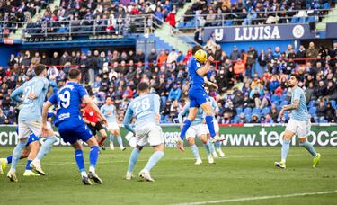 Doblete del delantero madrileño que le da el triunfo al Getafe sobre el Celta. El Celta había empatado en el minuto 85 y, tres después, Jaime Mata logró el tanto de la victoria al rematar con la clavícula. Mata ya no es el jugador que fue a la Selección, pero un delantero centro siempre lo es y remata con lo que sea, ya sea pie, cabeza o clavícula.