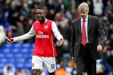Meses antes de perder la capitanía del Arsenal, Gallas protagonizó un vergonzoso berrinche en St. Andrews Stadium tras un empate agónico ante el Birmingham City: se negó a abandonar el campo, pateó vallas publicitarias y se sentó solo en el centro del campo. Su liderazgo ya estaba en entredicho. Finalmente, en noviembre de 2008, Arsène Wenger despojó al internacional francés del brazalete por criticar duramente a sus compañeros en entrevistas y en su autobiografía. Tras conocer la decisión del club, se negó a viajar con el equipo a Manchester y fue multado con dos semanas de sueldo. Su sustituto como capitán fue Cesc Fàbregas.