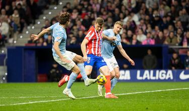 El jugador del Atlético de Madrid, Sorloth, marca el 1-1 al Celta de Vigo. 
