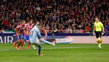 El jugador del Celta, Iago Aspas, marca el 0-1 de penalti al Atlético de Madrid 
