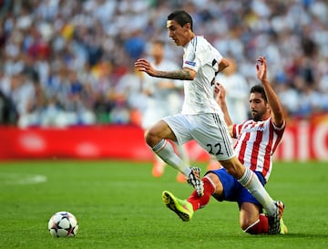 Di María llegó al Real Madrid a cambio de 33 Millones de Euros como una de las grandes promesas del fútbol mundial. En la casa blanca se convirtió en uno de los héroes de la Décima antes de partir al Manchester United dejando en las arcas blancas 75 millones de Euros. Su velocidad y regate dejaron huella en el Santiago Bernabéu.