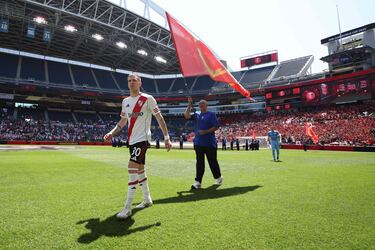 Franco Mastantuono entrando al terreno de juego antes del aprtido entre River Plate y Urawa Red Diamonds.