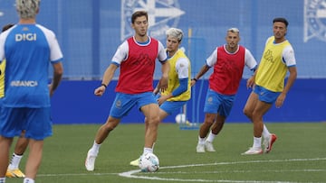 El centrocampista José Gragera, con el balón, durante un entrenamiento del Deportivo.