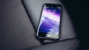 telefono movil smartphone coche cerrado verano