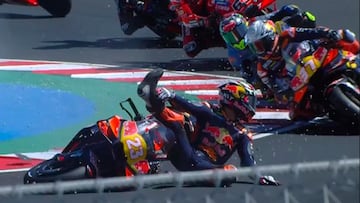 Enea Bastianini cruza la pista tras su caída.
