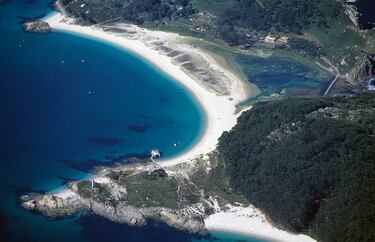 En las Islas Cíes nos encontramos con la espectacular Playa de Rodas, muy similar a las auténticas playas caribeñas. Su arena blanca y fina junto a sus aguas cristalinas forman un paisaje de lo más increíble. Es una de las mejores playas a nivel mundial.
