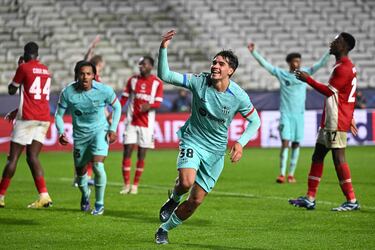 2-2. Marc Guiu celebra el segundo gol que marca en el minuto 90 de partido.