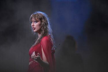 Taylor Swift se presenta en el escenario durante "Taylor Swift | The Eras Tour" en el Volksparkstadion el 23 de julio de 2024 en Hamburgo, Alemania.