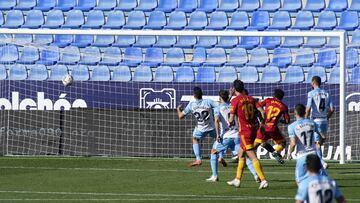 Igbekeme hizo el 0-1 ante la pasividad general de la zaga del Málaga.