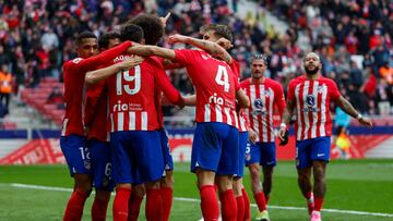 El delantero del Atlético de Madrid Álvaro Morata (3i) celebra con sus compañeros durante el partido de la jornada 27 de Liga entre el Atlético de Madrid y el Betis, este domingo en el estadio Cívitas Metropolitano en Madrid.