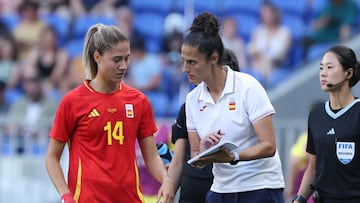 LYON, 03/08/2024.- La entrenadora de España Montse Tomé (d) y la jugadora Laia Aleixandri durante el partido de cuartos de final de fútbol femenino de los Juegos Olímpicos de París 2024, disputado en el Estadio de Lyon (Francia). EFE/ Kiko Huesca