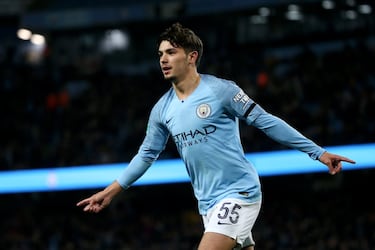 El futbolista malagueño llegó a la cantera del City con 12 años procedente del Málaga. Debutó con el primer equipo mancuniano en 2016 cuando tenía 17 años recién cumplidos. Hasta el 2019 jugó 15 partidos sin contar los disputados con el filial (61) y anotó 2 goles (20 con los filiales). 