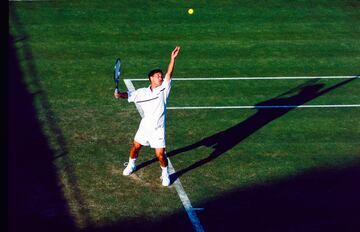 Ganador de Roland Garros 1989 a los 17 años y 3 meses, fue el campeón más joven de un Grand Slam masculino. Chang alcanzó el N.º 2 del mundo en 1996 y ganó al menos un torneo cada año entre 1988 y 2000 (excepto en 1999). Aunque competitivo en todas las superficies, nunca pasó de cuartos en Wimbledon. Profundamente religioso, fundó una organización cristiana y hoy entrena a Kei Nishikori.