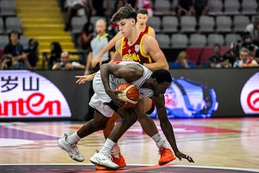 Mario Saint-Supery defiende al base georgiano Kamar Baldwin.
