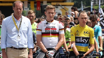 Christian Prudhomme, junto a André Greipel y Christopher Froome en el minuto de silencio que el pelotón del Tour de Francia guardó por las víctimas del atentado de Niza de 2016.