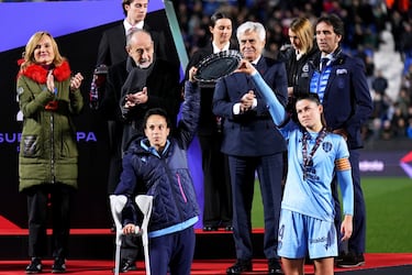 María Méndez, capitana del Levante, con el trofeo de subcampeones de la Supercopa de España.
