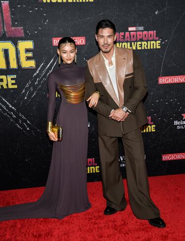 La influencer Lucy Qiu posa con el actor y modelo Lewis Tan.