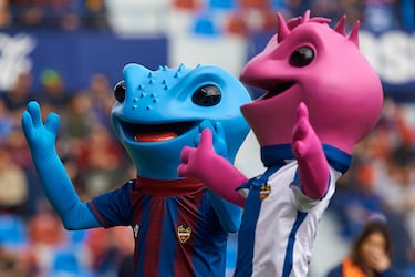 Creadas en 2016, se trata de la primera dupla de mascotas masculina y femenina en LaLiga. Blau (azul) y grana (granate) encarnan a la perfección los valores del Levante.