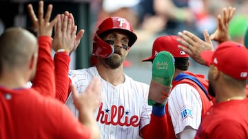 Harper se convirtió en el jugador más joven en conseguir esa cantidad de home runs al lograrlo a los 32 años.
