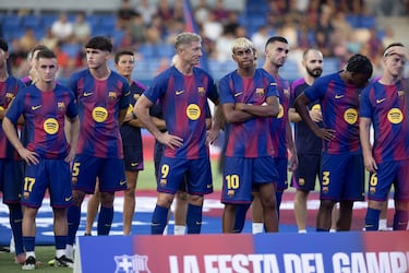Lamine Yamal y Lewandowski durante los discursos de presentación.