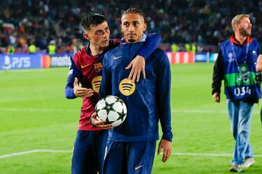 Raphinha con el balón de su hat-trick tras finalizar el partido. En la imagen, Pedri abraza al jugador brasileño.