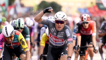 Jasper Philipsen celebra su victoria en Zaragoza por delante de Elia Viviani.