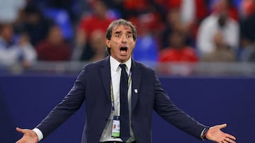 FILE PHOTO: Soccer Football - Intercontinental Cup - Challenger Cup - Pachuca v Al Ahly - Stadium 974, Doha, Qatar - December 14, 2024 Pachuca coach Guillermo Almada reacts during the match REUTERS/Ibraheem Al Omari/File Photo