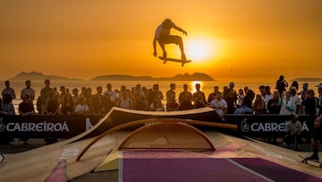 Sunset en laplaya de Samil, Vigo, con un skater en primer plano saltando