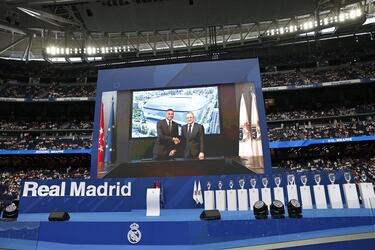 Kylian Mbappé y Florentino Pérez se dan la mano tras la firma de contrato. 
