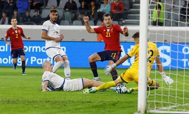 0-2. El VAR da por bueno el gol de Mikel Oyarzabal. Alejandro Grimaldo, desde la derecha, asiste al delantero de la Real Sociedad que bate por bajo al guardameta de la selección de Chipre, Joël Mall.