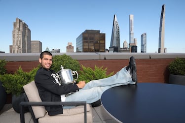 El campeón del US Open 2025, Carlos Alcaraz, en el techo del Lotte New York Palace Hotel con el trofeo individual masculino luego de su victoria sobre Jannik Sinner.