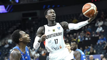 Britain's guard #24 Carl Wheatle (L) and Germany's point guard #17 Dennis Schroeder vie for the ball during the FIBA EuroBasket 2025 Group B basketball match between Germany and Great Britain in Tampere, Finland on September 1, 2025. (Photo by Heikki Saukkomaa / LEHTIKUVA / AFP) / Finland OUT
