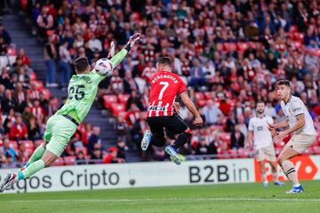 El último zarpazo fue el de Berenguer. El extremo del Athletic anotó en el 97 para dejar un punto en San Mamés. Llego de un centro de Iñaki Williams al área pequeña, Berenguer logró rematar de cabeza tras colarse entre la línea defensiva y adelantarse a que Mamardashvili lograse sacar los puños.