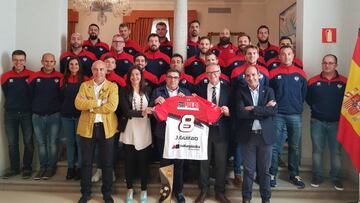 Imagen de archivo de la plantilla del Balonmano Nava junto al entonces ministro de Cultura y Deporte José Guirao.