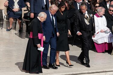 El presidente de Estados Unidos, Donald Trump, y la primera dama, Melania Trump, caminan para asistir a la misa funeral del Papa Francisco, en el Vaticano.