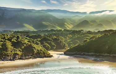 Tiene forma de embudo. Esta situada junto a la desembocadura del río Vallina, en Llanes. Una de las peculiaridades de este lugar es que no se ve el mar en el horizonte durante la bajamar, pero cuando sube la marea, el mar entra por el canal y deja una de las imágenes más impresionantes de la costa asturiana.