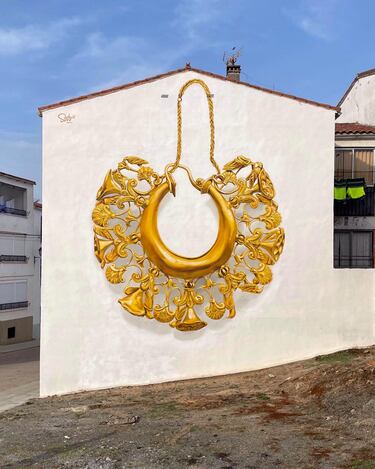 Este trabajo está dentro del proyecto Muro Crítico. Se creó en abril de 2024 y está ubicada en la calle Antonio Machado, nº 1, Aliseda, Cáceres.