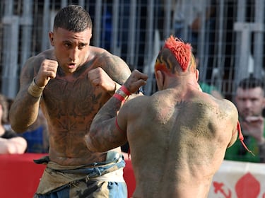 Si se falla un tiro a la "caccia" y la pelota sale del campo por el fondo, se otorga medio punto ("mezza caccia") al equipo rival.