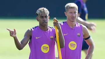 GRAFCAT620 Sant Joan Despí (BARCELONA).- Los jugadores del FC Barcelona, Lamil Yamal y Robert Lewandowski (d), durante el entrenamiento matinal del primer equipo del FC Barcelona en las instalaciones de la Ciudad Deportiva Joan Gamper en Sant Joan Despí (Barcelona). EFE/ Enric Fontcuberta.